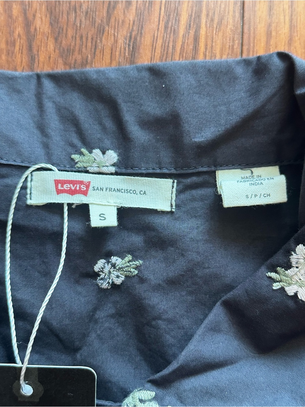 Levi's Embroidered Floral Blouse with Ruffled Collar - Size S (NWT) - Picture 8 of 11